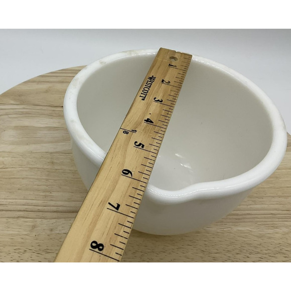 Vintage Milk Glass Mixing Bowl Aprox 6" Spouted 4.5" Tall Kitchenware Baking USA - Picture 4 of 7